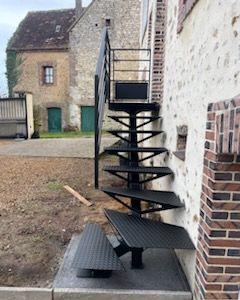 Escalier extérieur en métal 