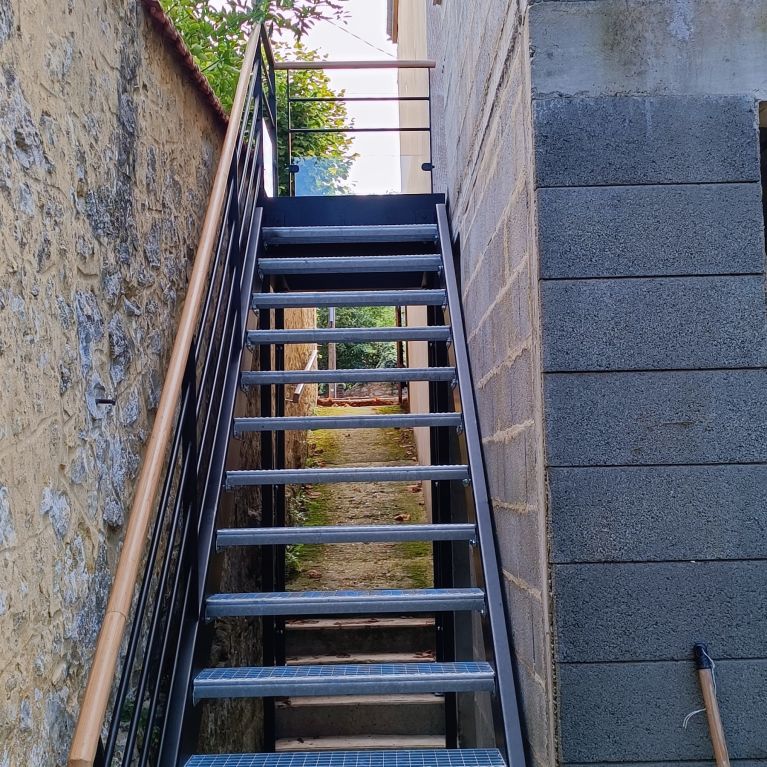 Escalier extérieur avec 2 limons et marches galvanisé à SAINTIGNY (28)